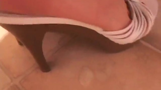 Домашний анал с молодой нимфоманкой, выебал раком в жопу и кончил на ножки