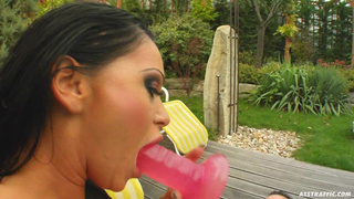 Молодая брюнетка ебется в жопу в саду