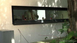 Зрелищно трахает брюнетку раком, вызывая стоны