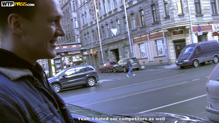 Русская красотка в лифчике ебется с двумя пикаперами в туалете