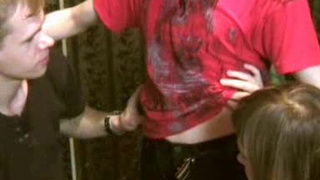 Реальные пьяные парни бисексуалы и девушка трахаются втроем