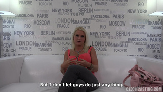 Голая блондинка на кастинге показывает все что может