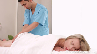 Массажист настолько умелый, что блондинка дала ему прямо на сеансе массажа