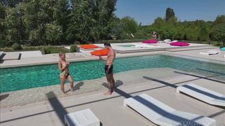 Анал у бассейна! Парни трахают милашку Alexa Flexy в два ствола