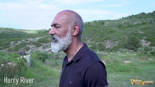 2 молодые внучки трахаются с бородатым дедом на летних каникулах