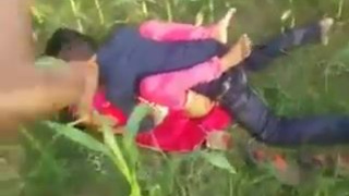 Реальное изнасилование в порно! Против воли выебал в поле беззащитную цыганку