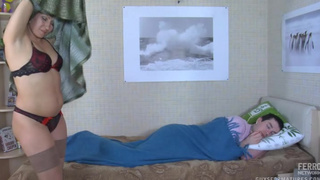 Мамашка села на хуй спящего сына