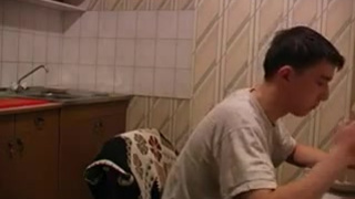 Молодого парня возбуждают развратные старухи