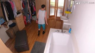 Парниша трахает в киску красивую блондинку