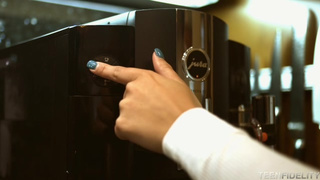 Жесткий трах жены стоя у стенки