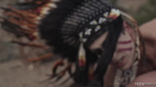 Жестко трахает молодую на улице