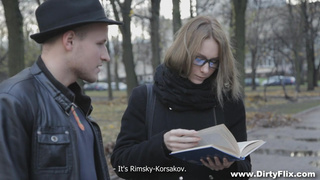 Молодой Парень Порется Со Своей Любимой