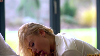 Жгучий секс домашнего формата между Нэнси и её другом с завязанными глазами