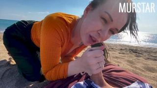 Заметила стояк у парня - пришлось сосать прямо на пляже