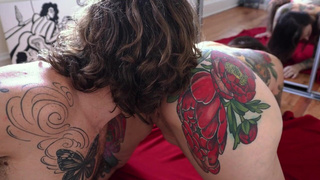 Татуированная шлюшка лижет задницу и получает мощный камшот на лицо