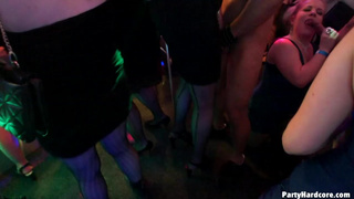 На вечеринке шлюшки сосут члены стриптизеров