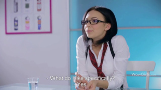 Чувственная русская брюнетка мастурбирует на собеседовании