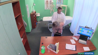 Доктор имеет длинноволосую студентку во время осмотра