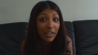 Белый агент перчит молодую латинку на кастинге