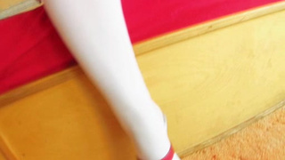 Молодая брюнетка берет в рот большой член и делает минет