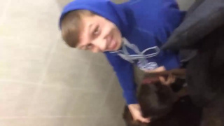 Дал девке в рот в общественном туалете