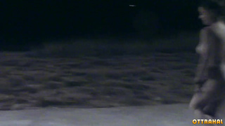 Пьяные голые ночные бабочки раздеваются на улице