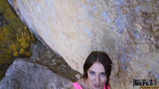 Красавчик с камерой в руках ебет в ротик туристку в горах