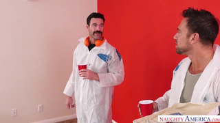 Stella Cox практикует двойное проникновение во время ремонта в квартире