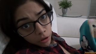 Папаша крупным планом трахает молодую дочурку между ног