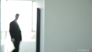 Крендель жестко выебал в ванной возбужденную девицу