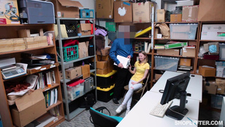 Охранник магазина ебет блондинку в рот в качестве наказания за кражу