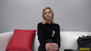 Безработная блондинка сосет член агента на секс кастинге