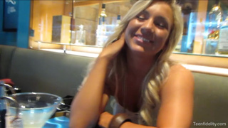 Девка активно прыгает на пенисе любовника в домашнем порно